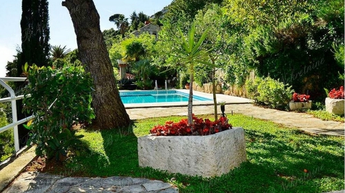  Luxury villa of 300 m2 first row to the sea on great location in Dubrovnik 